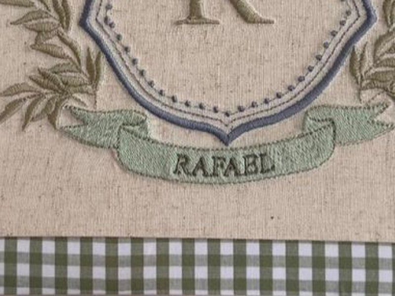 Faixa verde bordada com RAFAEL em caixa alta
