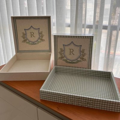 Conjunto caixa, bandeja e porta maternidade