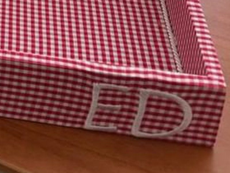 ED bordado em branco na quina da lateral da bandeja de xadrez vermelho