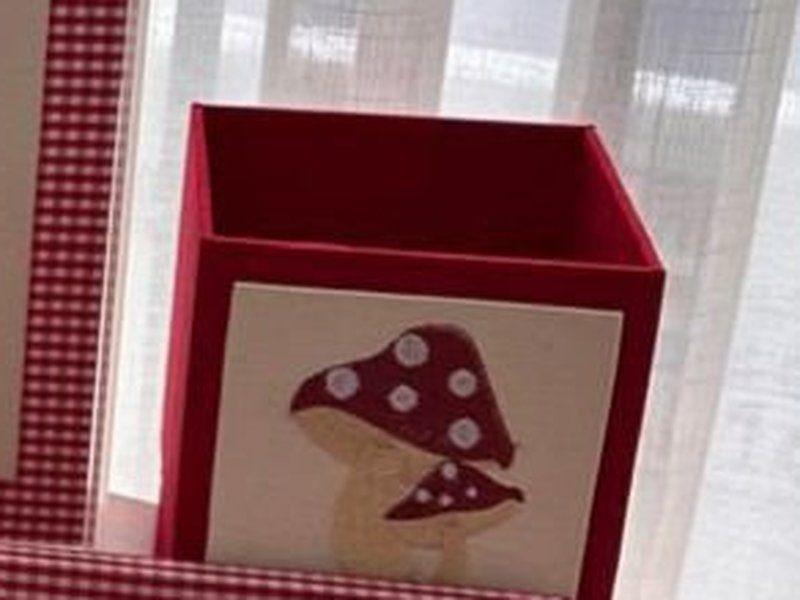 Cachep� vermelho com painel frontal em linho e um cogumelo vermelho de bolinhas brancas bordado