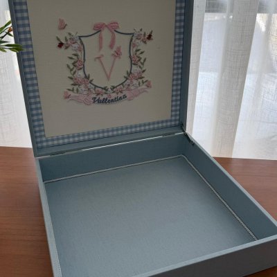 Caixa 30x30 monograma azul