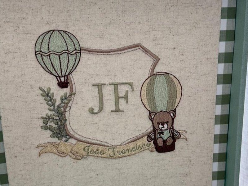 Dois bal�es de ar quente, escudo com JF, ursinho sentado na cesta e faixa com Jo�o Francisco