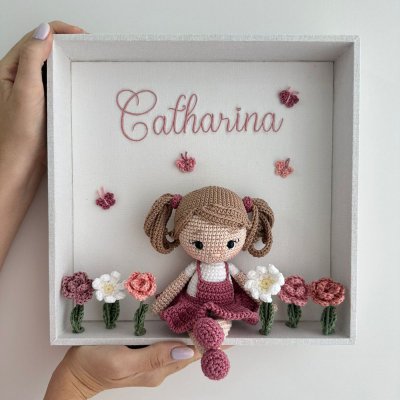 Quadro menina croche jardim