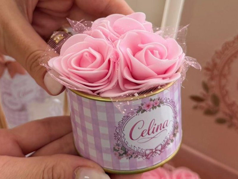 Lata com buqu� de rosas de espuma rosa e tule na tampa, r�tulo de xadrez vichy lil�s com o nome em moldura oval
