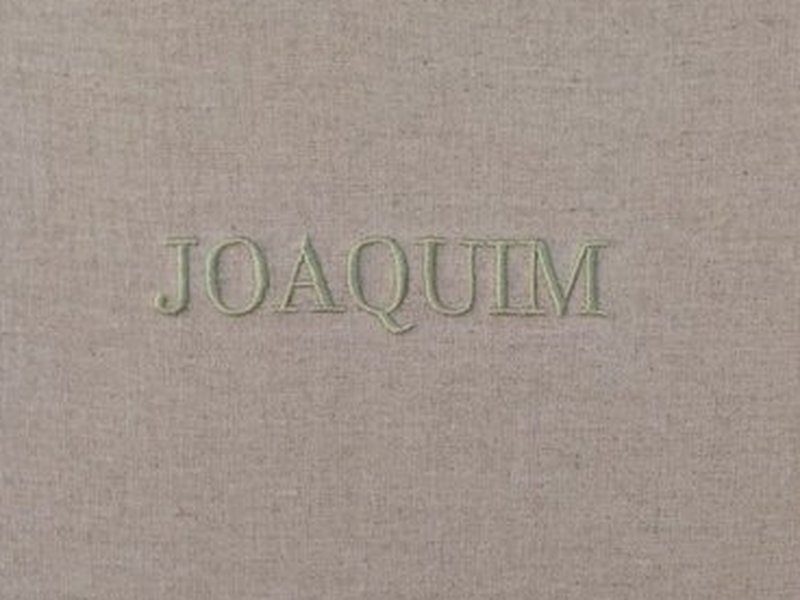JOAQUIM bordado por inteiro em verde, em letra bast�o mai�scula com serifa, no linho da tampa
