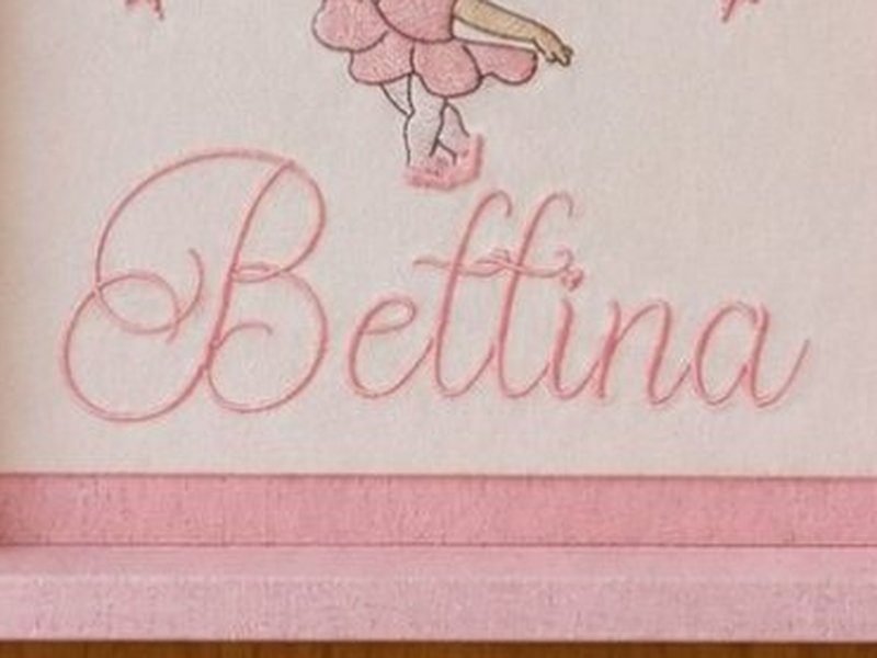 O nome Bettina bordado inteiro em cursiva rosa