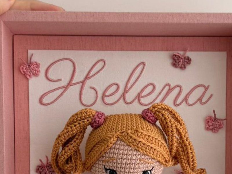 O nome Helena bordado por inteiro em cursiva rosa, com borboletas de croch� ao lado