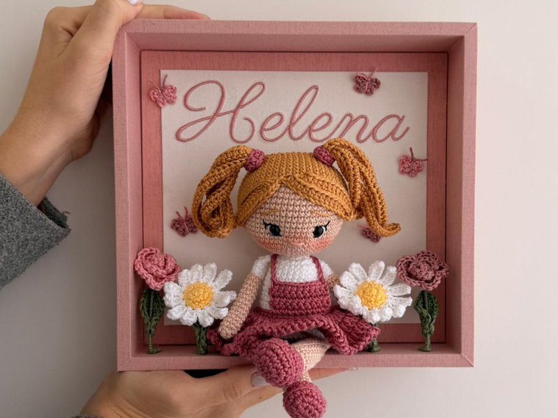 Quadro-caixa ros� com boneca de croch� de maria-chiquinha e vestido ros�, margaridas e rosas de croch�, borboletas e Helena em cord�o