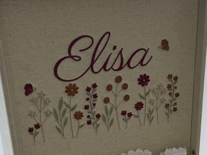 Elisa bordado em vinho sobre flores bordadas em vinho, ferrugem e cru