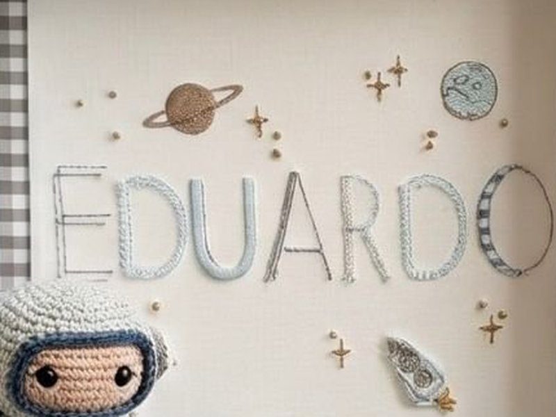 O nome EDUARDO com cada letra bordada em um ponto e uma textura diferentes