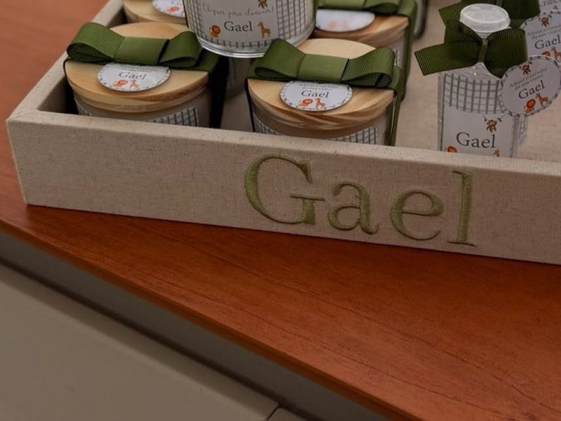 O nome Gael bordado em verde na parede frontal da bandeja de linho