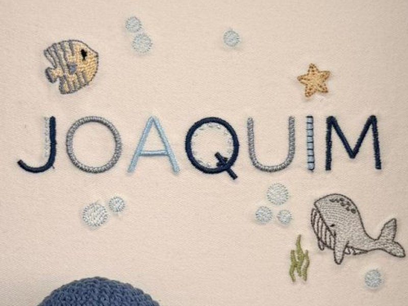 O nome JOAQUIM com letras alternando azul escuro e azul-claro, cada uma com um ponto diferente
