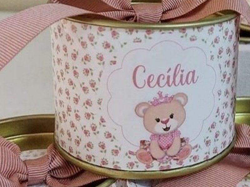 R�tulo de fundo floral mi�do com uma ursinha de vestido rosa e coroa, e o nome Cec�lia em cursiva