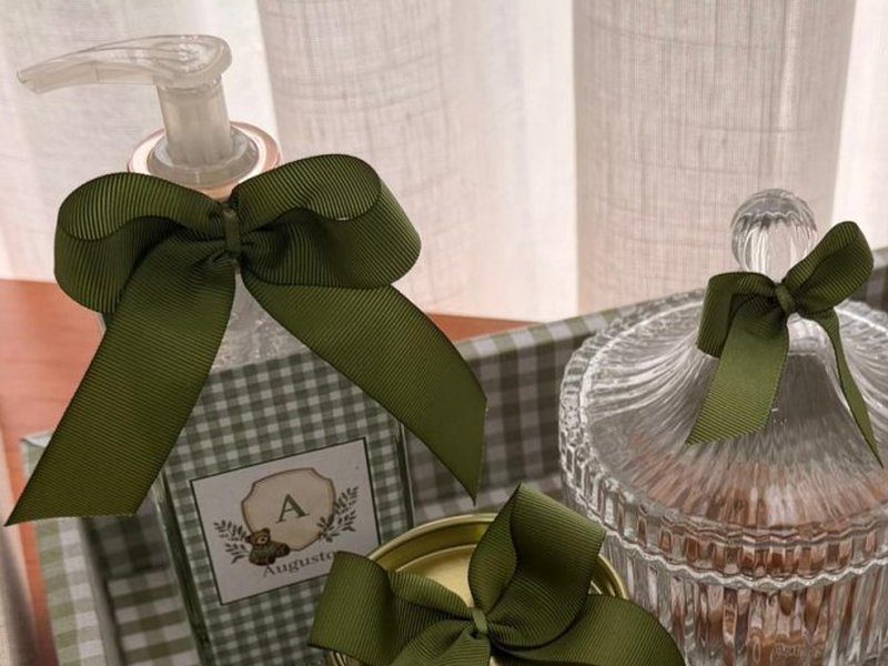 Frasco de vidro de �lcool gel com v�lvula pump, la�o verde escuro e r�tulo com o bras�o A e o nome Augusto
