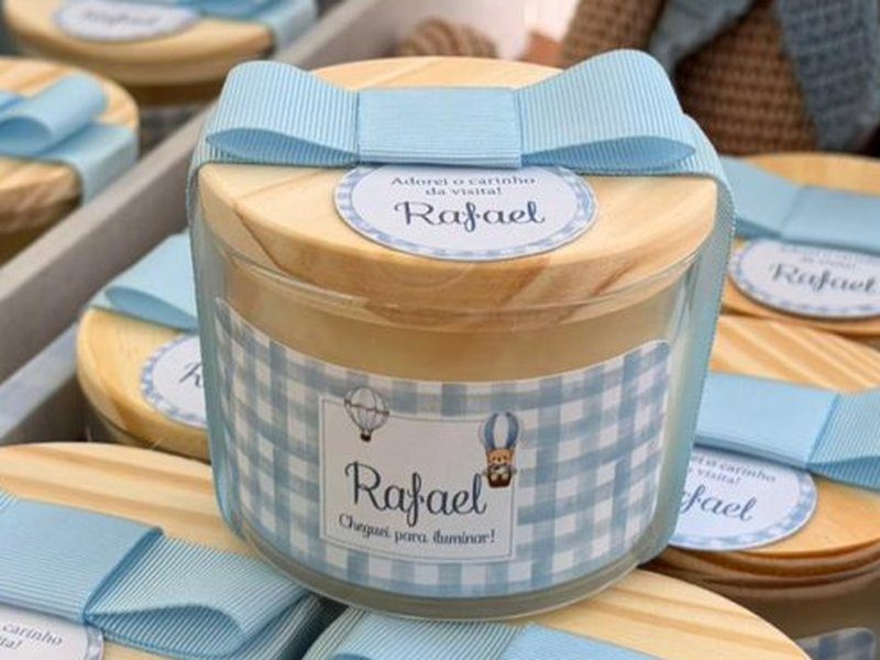 Vela de 100g com tampa de madeira, la�o azul-claro e r�tulo xadrez com bal�o de ar quente e o nome Rafael