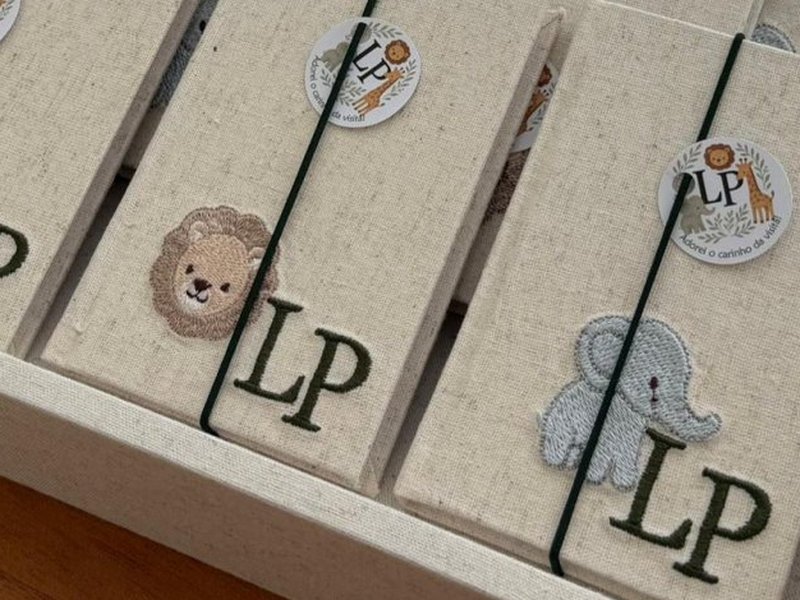 Cadernetas com girafa, le�o e elefante bordados, todas com monograma LP