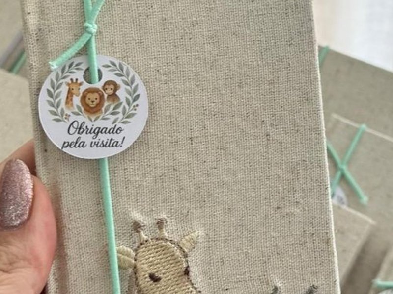 Tag redonda com girafa, le�o e macaco em aquarela dentro de coroa de folhas