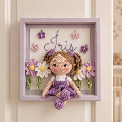 Quadro lilas menina croche jardim