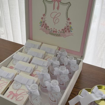 Kit lembran�as caixa, livrinhos, alcool gel e latas