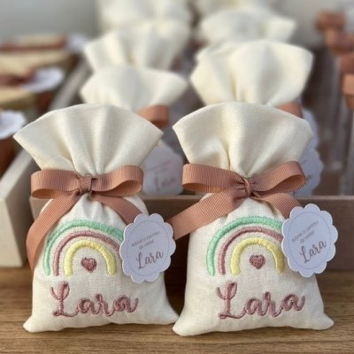 Sach bordado arco ris lembrancinha